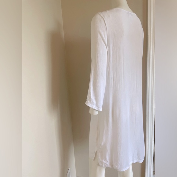 Crown & Ivy White 3/4 Sleeve Blue Embroidered Neck Detail Swimsuit Cover Size M - Picture 7 of 7